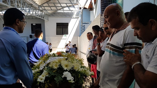 Corpo da jovem Ana Paula morta em assalto dentro de casa em Aracaju é sepultado.