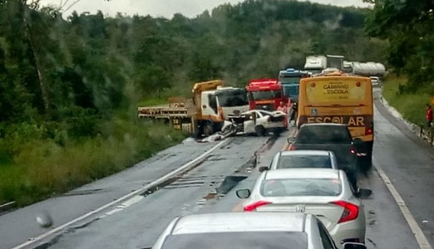 Acidente entre caminhão e carro de passeio na BR 101 deixa saldo de dois mortos