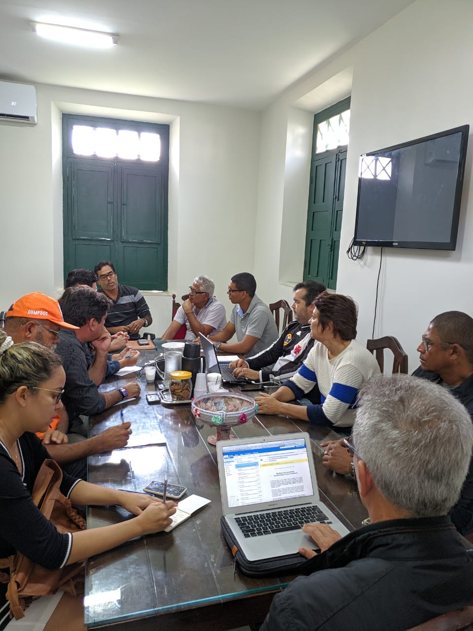 Prefeito reune equipe para avaliar estragos causados pelas chuvas