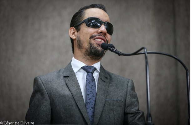 CONCURSO: Emenda do vereador Lucas Aribé fixa cota mínima para pessoas com deficiência