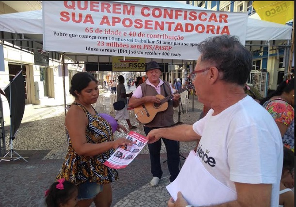 Sindifisco de Sergipe leva repentista e teatro ao protesto contra a PEC da Previdência