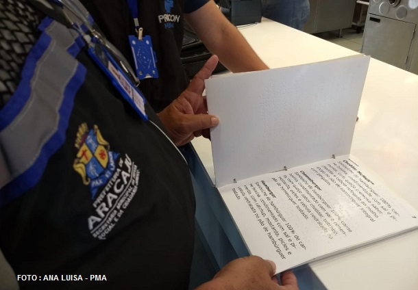 Prefeitura de Aracaju fiscaliza cumprimento da Lei do cardápio em braille em Aracaju