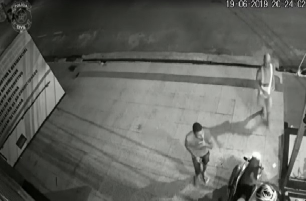 Polícia divulga vídeo de ladrões de motocicletas que agiram no Centro