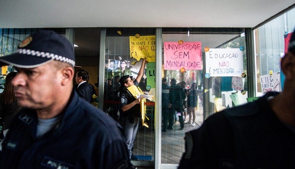 Protestos em frente ao MEC acabam em confusão com a Polícia Militar