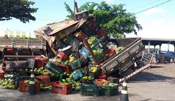 Caminhão tomba dentro da CEASA de Aracaju