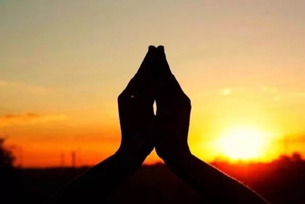 A minha alma está de contínuo nas minhas mãos; todavia não me esqueço da tua lei.