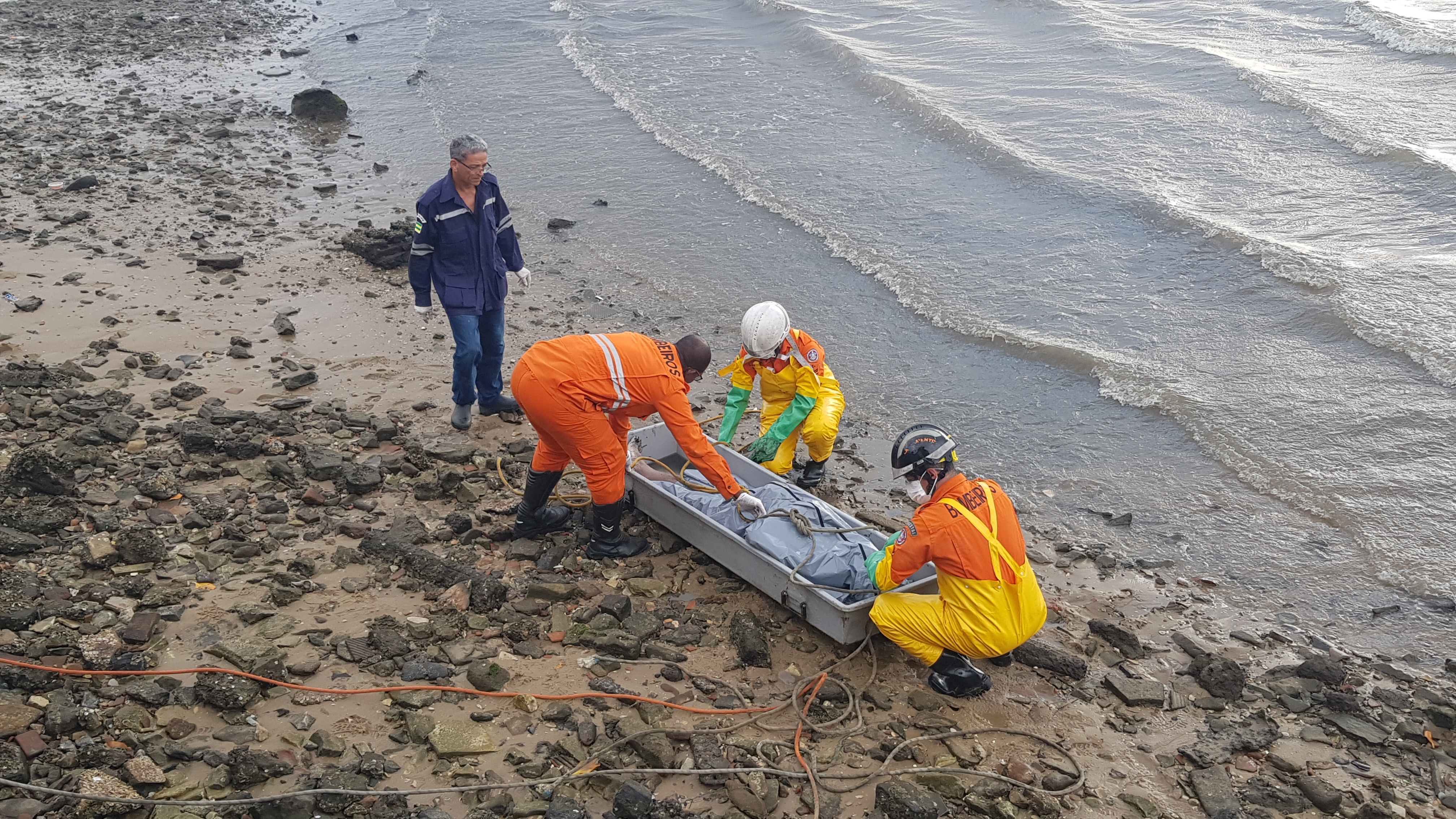 Bombeiros resgatam corpo de homem que morreu afogado no Rio Sergipe