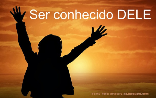 Mas, se alguém ama a Deus, esse é conhecido dele.