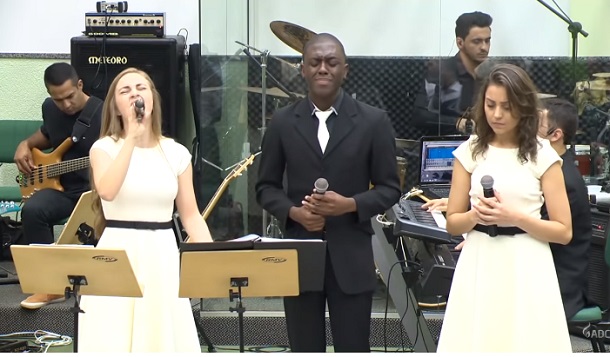 E cantavam juntos por grupo, louvando e rendendo graças ao Senhor,…