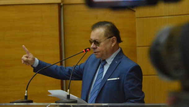 Deputado Gilmar Carvalho usa a tribuna da ALESE para denunciar vereador de Areia Branca