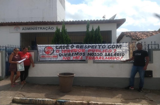 Servidores de Canindé ocupam Secretaria da Finanças para cobrar salário de julho