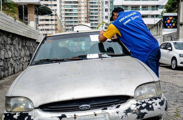 Sucatas e veículos abandonados serão recolhidos pela prefeitura a partir desta quarta-feira, 14
