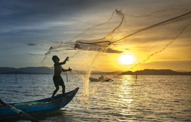 E ele disse-lhes: Por que temeis, homens de pouca fé? Então, levantando-se, repreendeu os ventos e o mar, e seguiu-se uma grande bonança.