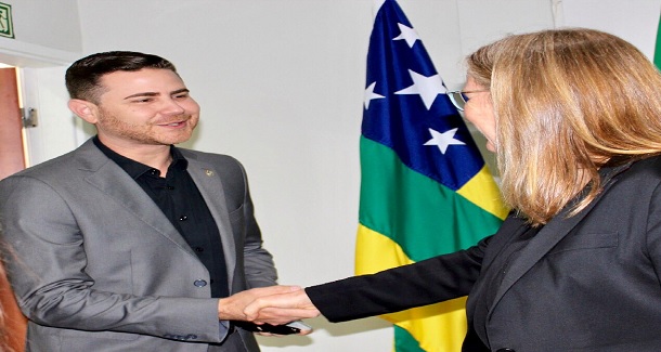Diego Menezes recebe visita de Viveka Kaitila  na Unit