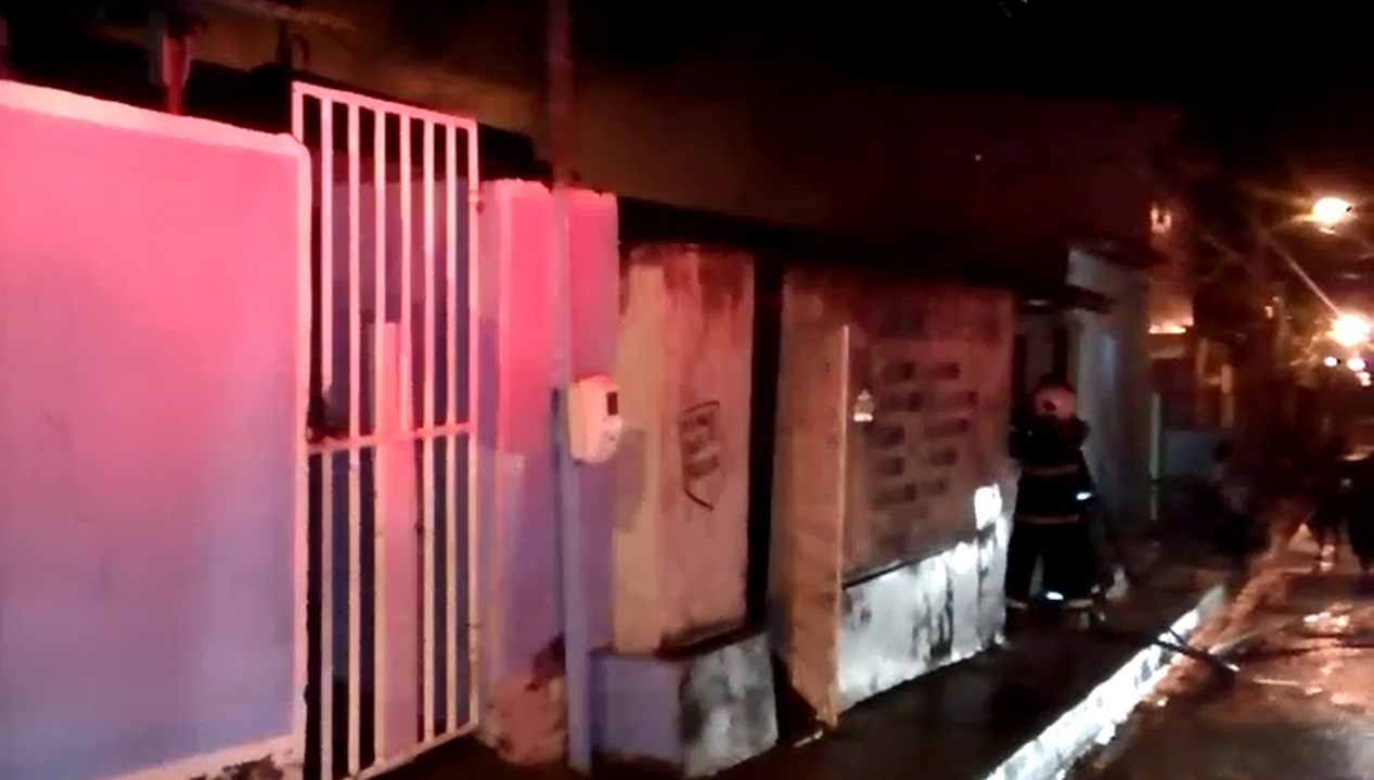 Incêndio destrói casa no Santa Maria