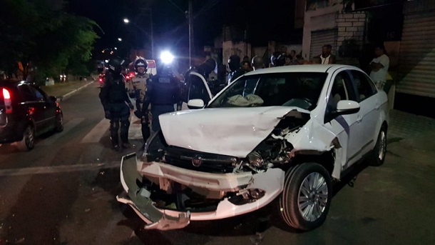 Carro na contramão bate de frente com ônibus na Avenida Visconde de Maracaju