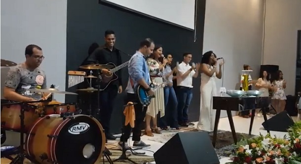 Louvai ao SENHOR, e invocai o seu nome; fazei conhecidas as suas obras entre os povos.