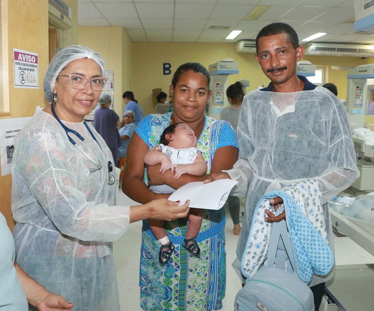 Bebê gigante recebe alta da Maternidade