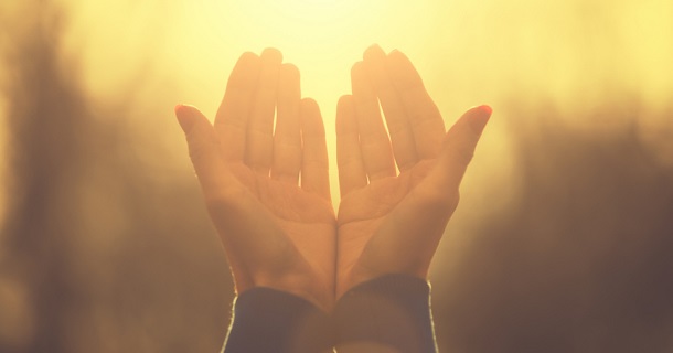 Dando sempre graças por tudo a nosso Deus e Pai, em nome de nosso Senhor Jesus Cristo;