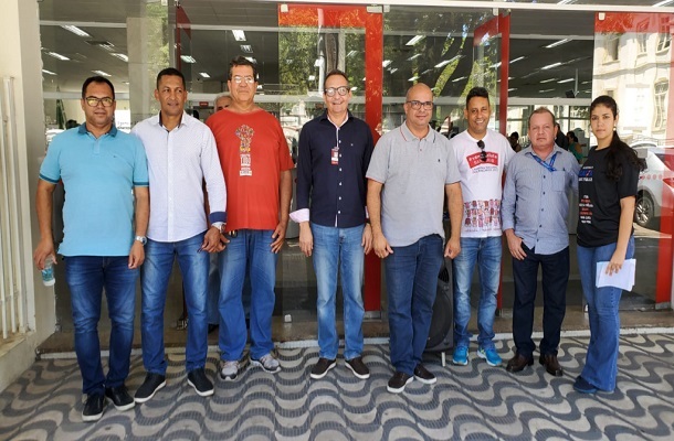 Bancários retardam abertura de expediente contra a MP 905