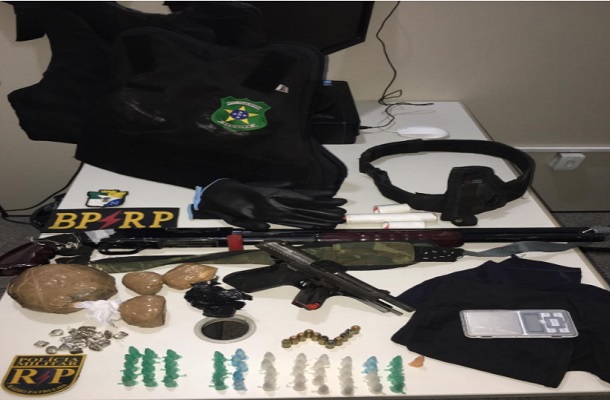 Trio é preso com armas, drogas e placas de colete balístico em Socorro
