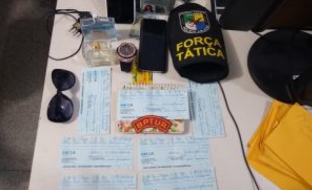 Mulher que usava sites de vendas para aplicar golpes é presa em Shopping Center de Aracaju com vários cheques