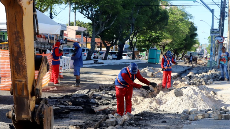 Prefeitura de Aracaju dá iniciar novas frentes de trabalho para acelerar a construção do corredor Hermes Fontes.