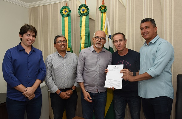 Prefeito entrega Projeto de Lei que dá novo prazo de isenção do IPTU e perdão de dívida