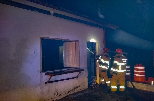 Corpo de Bombeiros combatem incêndio em empresa na cidade de Propriá