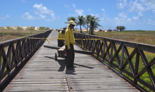 Governo inicia recuperação na passarela de acesso à praia do Hawaizinho