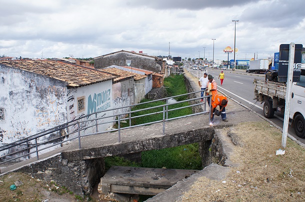 Passarela que liga conjunto Lourival Batista à avenida Osvaldo Aranha é interditada