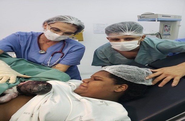 Primeiro bebê nascido em 2020 na Maternidade Nossa Senhora de Lourdes é um menino