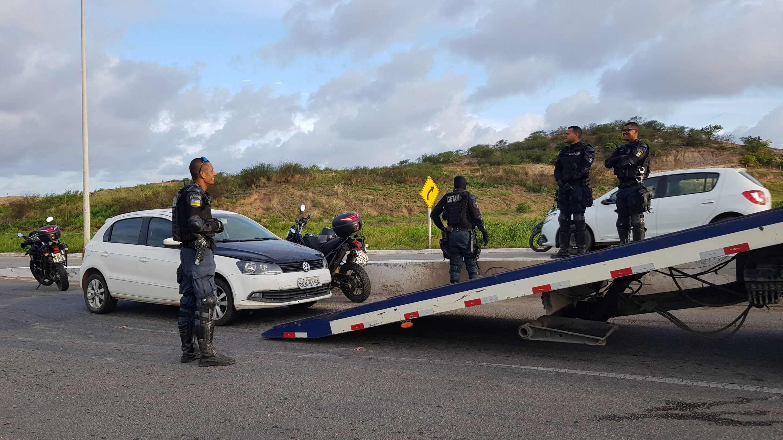 Bandidos invadem oficina em Aracaju e roubam carro, dinheiro e telefones