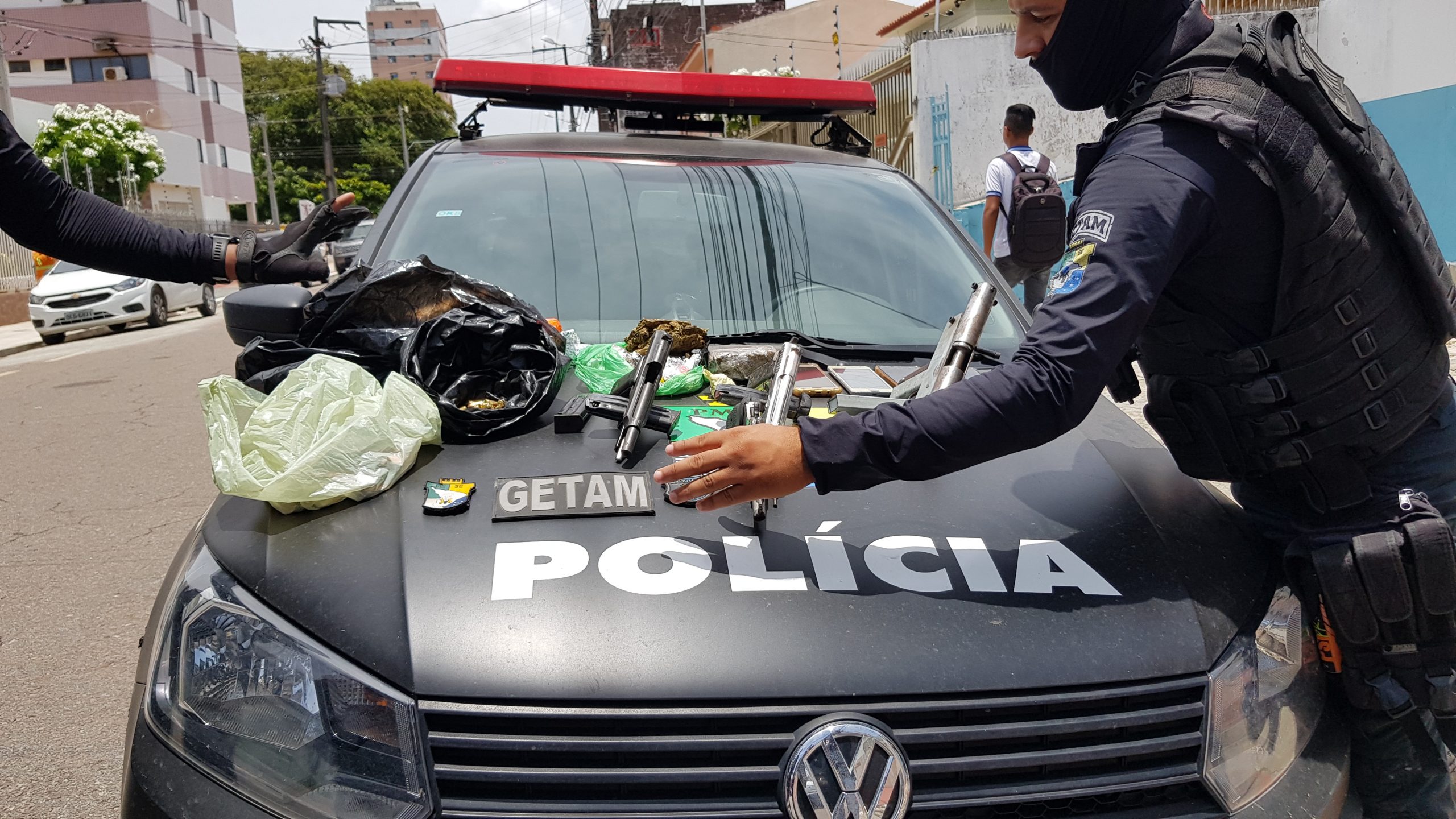 Homem morre em troca de tiros e casal é preso com drogas e armas no Conjunto Bugio em Aracaju