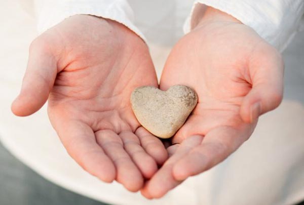 E dar-vos-ei um coração novo, e porei dentro de vós um espírito novo; e tirarei da vossa carne o coração de pedra, e vos darei um coração de carne.