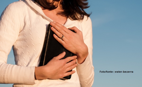 Desfalece a minha alma pela tua salvação, mas espero na tua palavra.