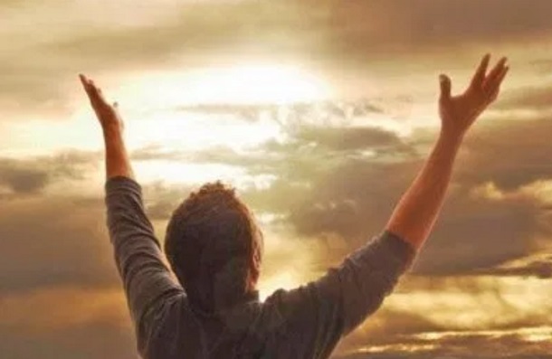 Com o fim de sermos para louvor da sua glória, nós os que primeiro esperamos em Cristo;