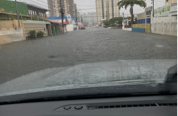 Chuvas causam alagamentos e transtornos no trânsito de Aracaju nesta quinta
