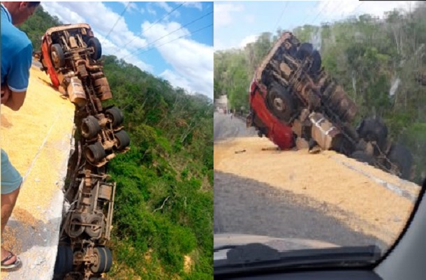 Caminhão carregado com milho despenca de ponte entre os municípios Pinhão e Simão Dias