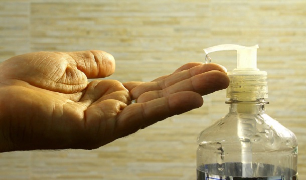 Farmácias de manipulação podem vender álcool gel ao público