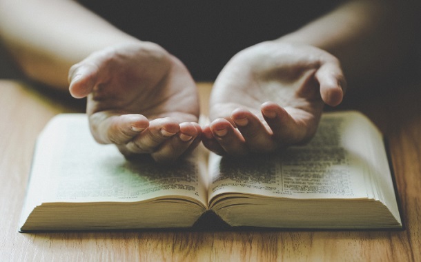 Ai dos que decretam leis injustas, e dos escrivães que prescrevem opressão.