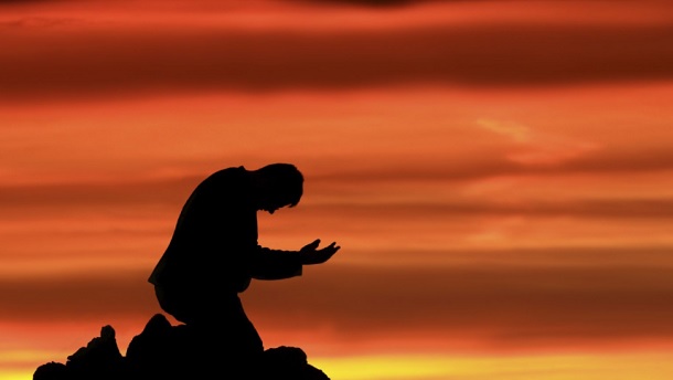 O amor não faz mal ao próximo. De sorte que o cumprimento da lei é o amor.