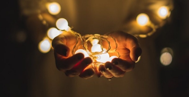 Porque noutro tempo éreis trevas, mas agora sois luz no Senhor; andai como filhos da luz