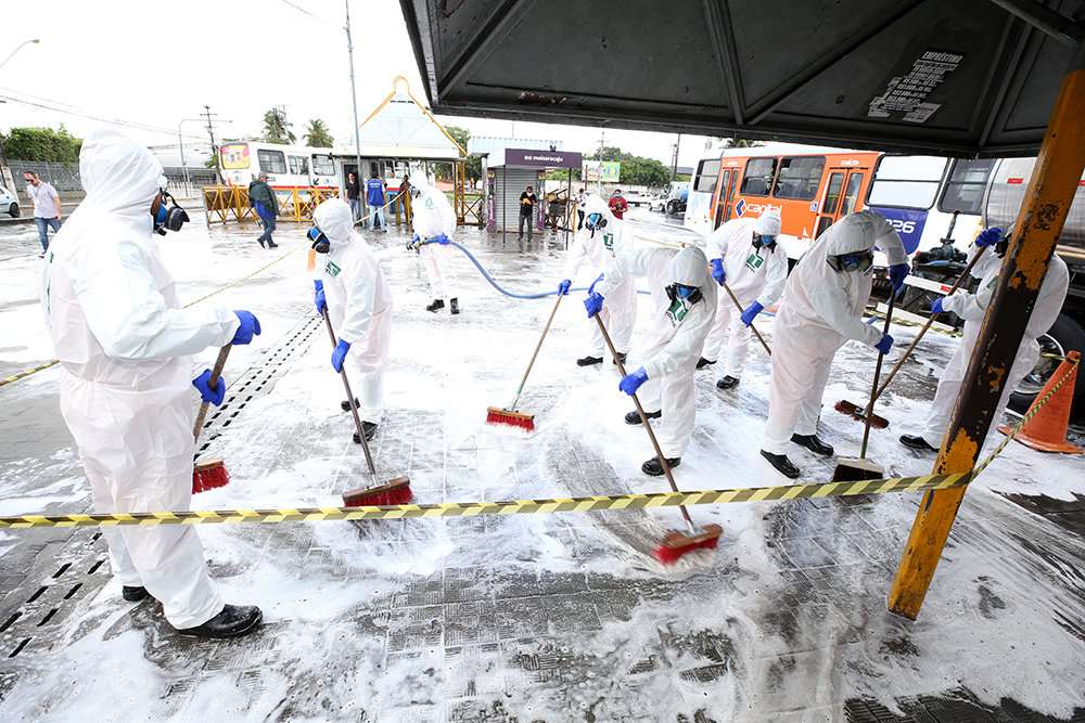 Emsurb realiza desinfecção de áreas públicas para frear proliferação da covid-19