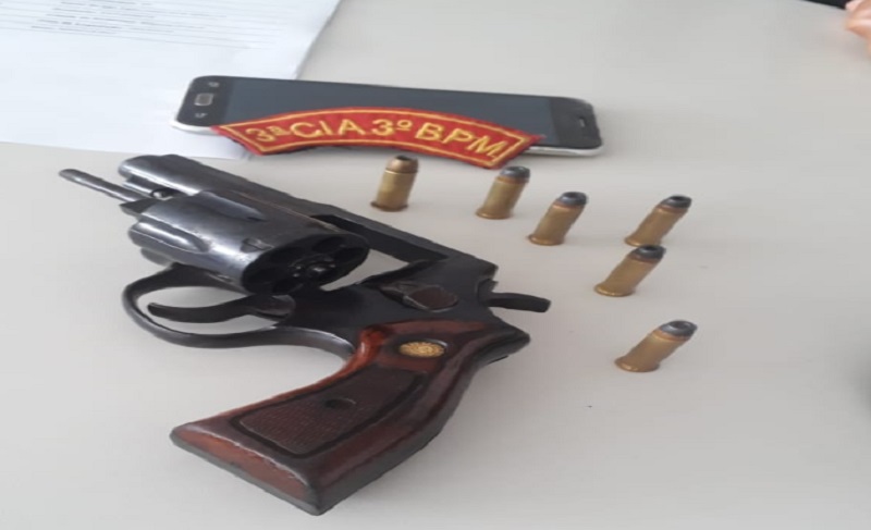 PM de Sergipe prende homens com arma de fogo após arrastões em um bar