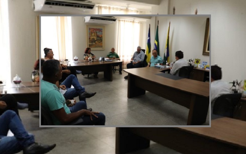 Coronavírus: Prefeito Padre Inaldo se reúne com representantes do Sindicato dos taxistas do município