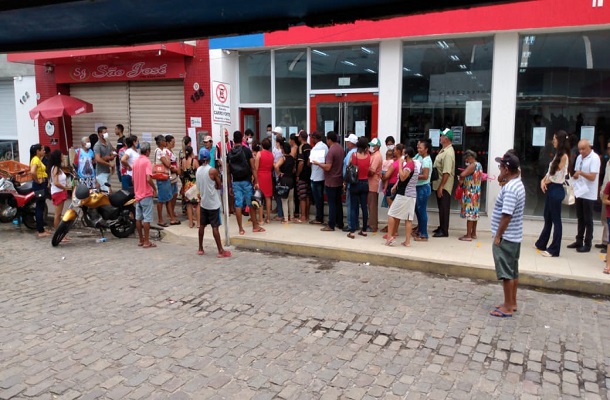 Clientes formam longa fila em agência de Propriá sem respeitar distanciamento para evitar  o Covid-19