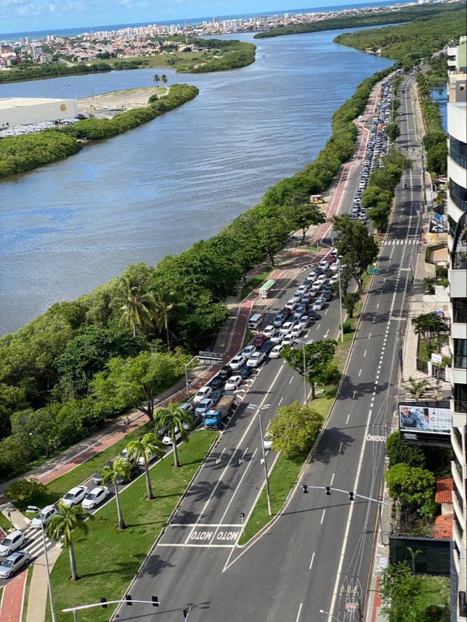 Longa fila marca primeiro dia da vacinação drive thru no Shopping Riomar