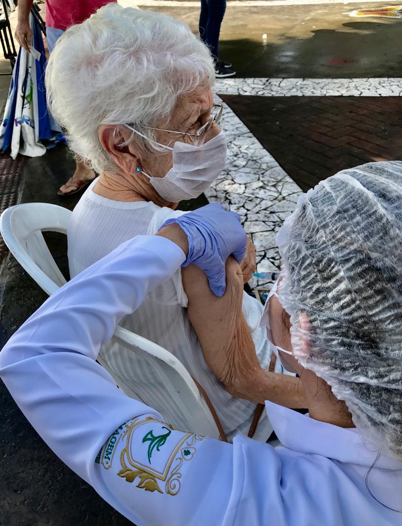 Vacinação itinerante para idosos continuará nesta terça e quarta, dias 14 e 15