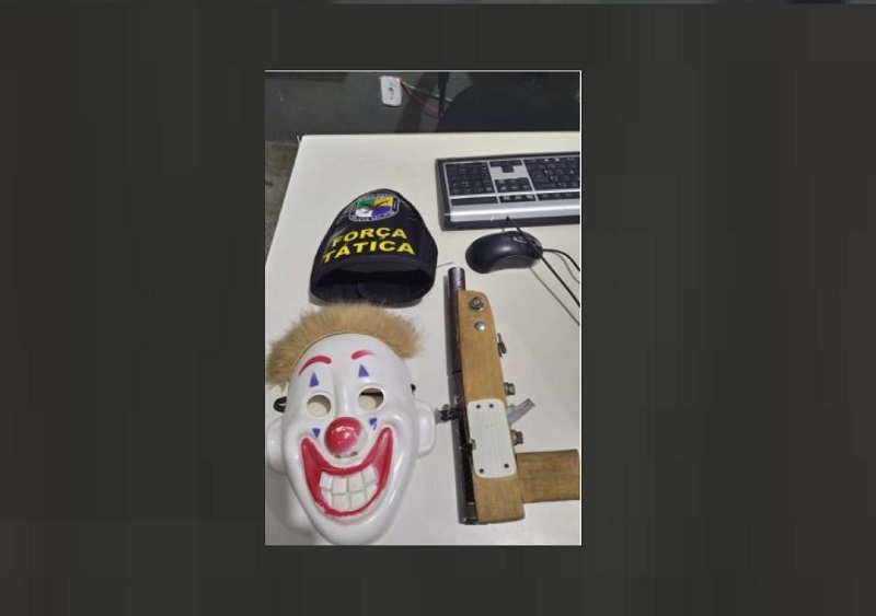 Homem que usava máscara e ameaçava pessoas com arma caseira é preso